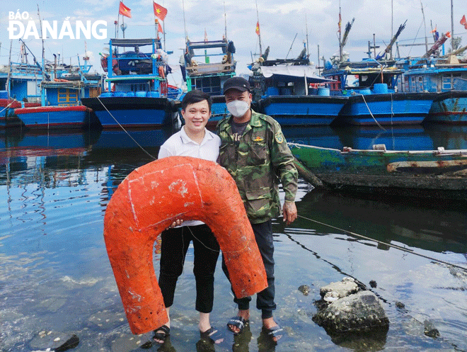 Sinh viên Trần Văn Phúc (bên trái - Trường Đại học Sư phạm Kỹ thuật - Đại học Đà Nẵng) thử nghiệm sản phẩm tại âu thuyền Thọ Quang. Ảnh: VĂN HOÀNG