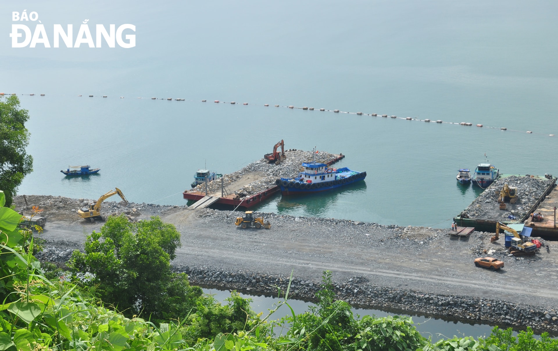 Các đơn vị tập trung bố trí máy móc thi công tại dự án Bến cảng Liên Chiểu (phần cơ sở hạ tầng dùng chung). Ảnh: THÀNH LÂN