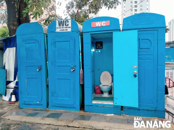 Nhà vệ sinh công cộng tại cảng Sông Hàn xuống cấp, chỉ có 1 phòng mở cửa hoạt động. Ảnh: N.Q