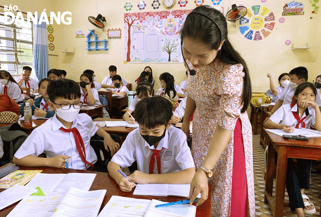 Giáo viên và học sinh Trường THCS Lương Thế Vinh (quận Liên Chiểu) trong một giờ học. Ảnh: NGỌC HÀ