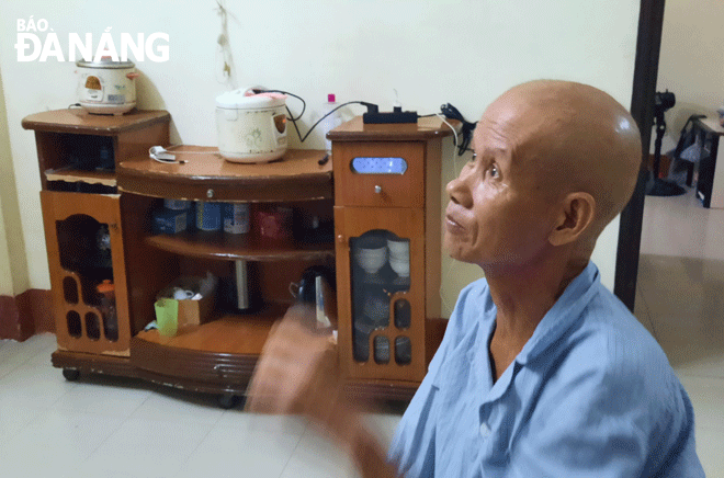 Ông Mẫn trong căn nhà của mình. Ảnh: T. HUY