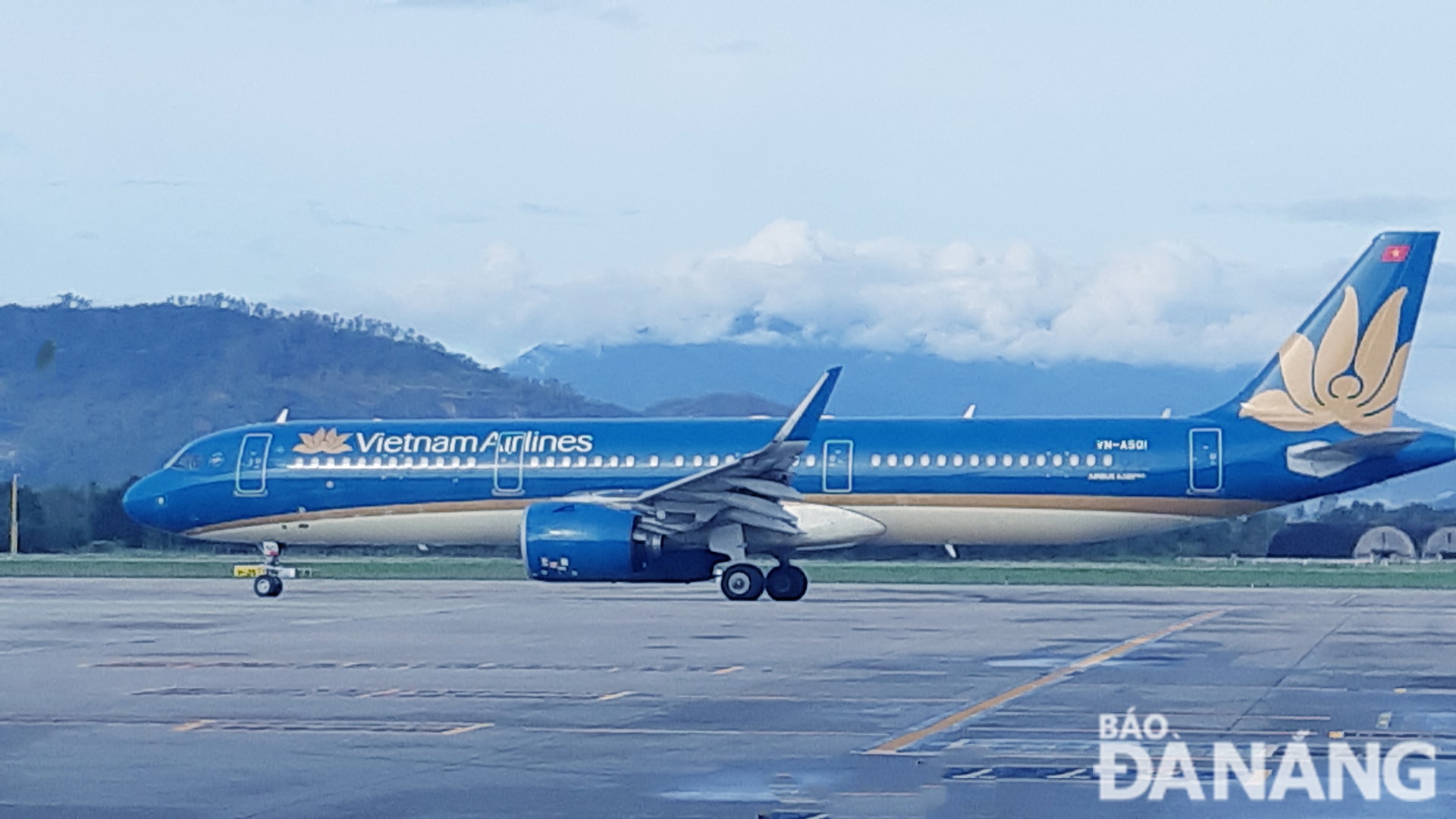Máy bay của Vietnam Airlines tại Sân bay Đà Nẵng. Ảnh: THÀNH LÂN