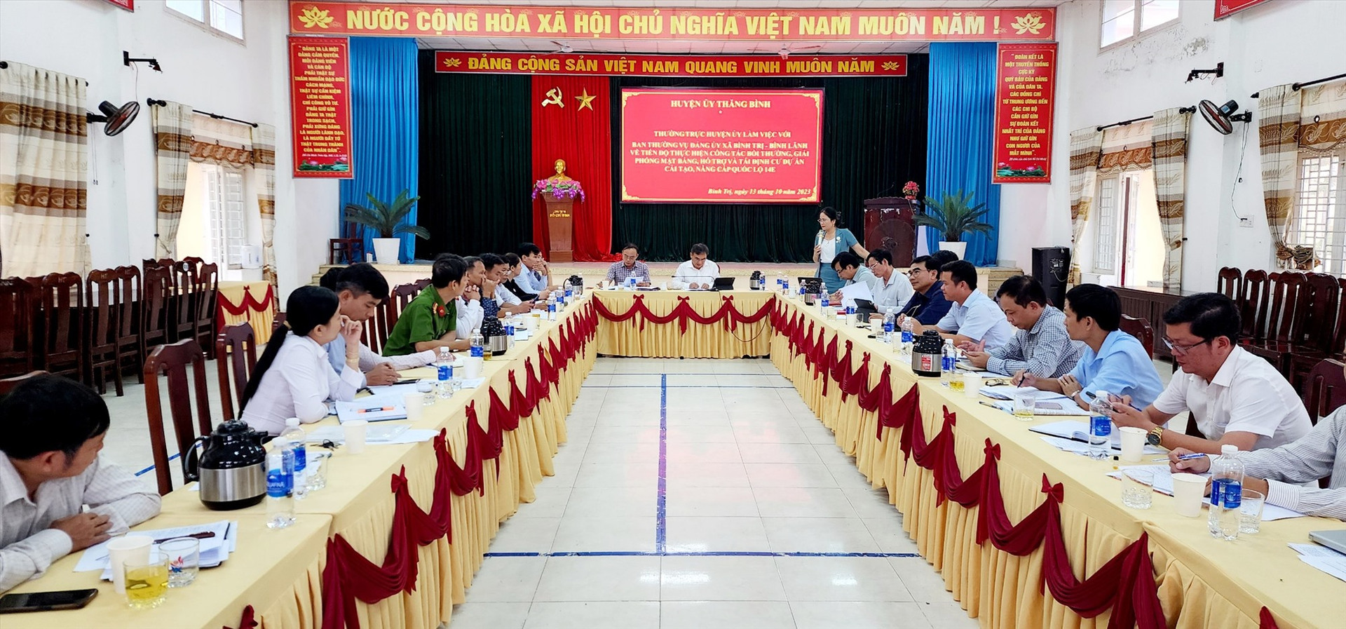 Thường trực Huyện ủy Thăng Bình làm việc với các xã Bình Trị, Bình Lãnh về tiến độ GPMB dự án quốc lộ 14E. Ảnh: TCT