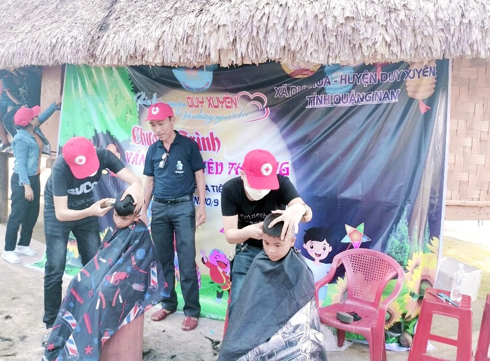 Tình nguyện viên nhóm thiện nguyện “Duy Xuyên và những người bạn” tổ chức cắt tóc miễn phí cho trẻ em vùng cao trong một chương trình thiện nguyện. Ảnh: PV