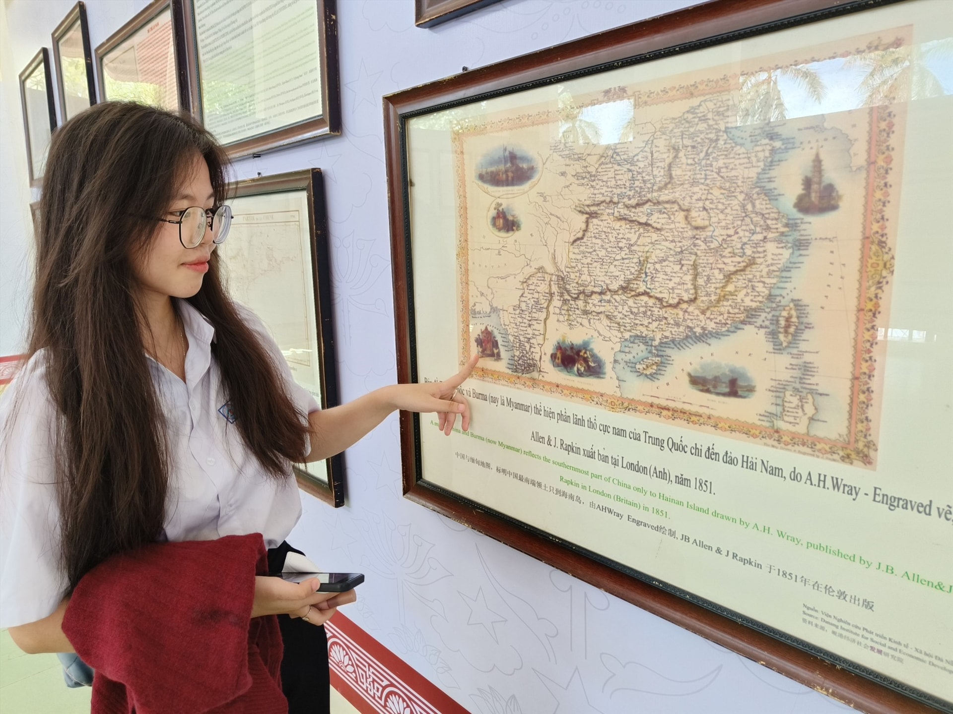 A Quang Nam’s student at the exhibition