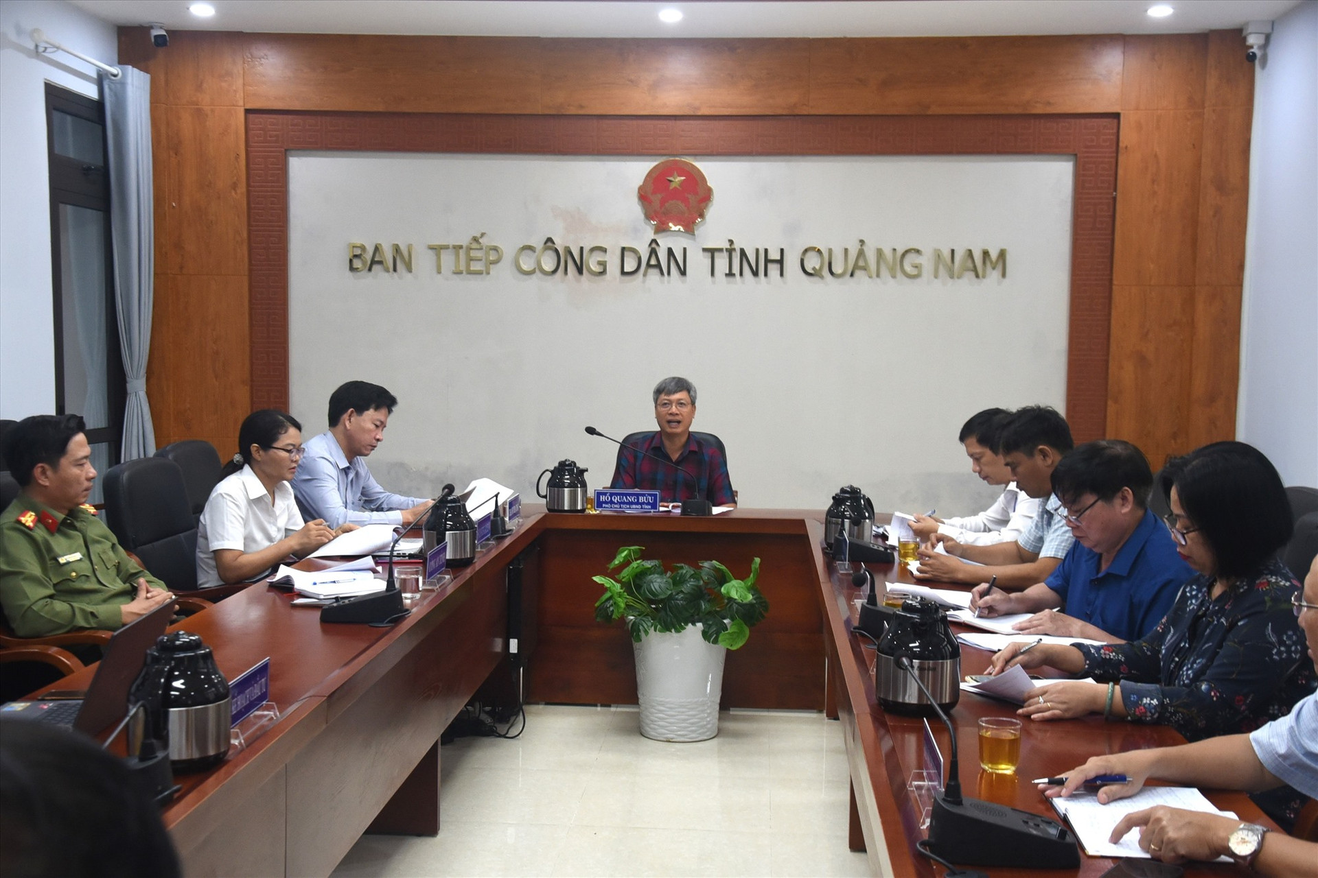 Phó Chủ tịch UBND tỉnh Hồ Quang Bửu chủ trì tiếp công dân. Ảnh: X.P