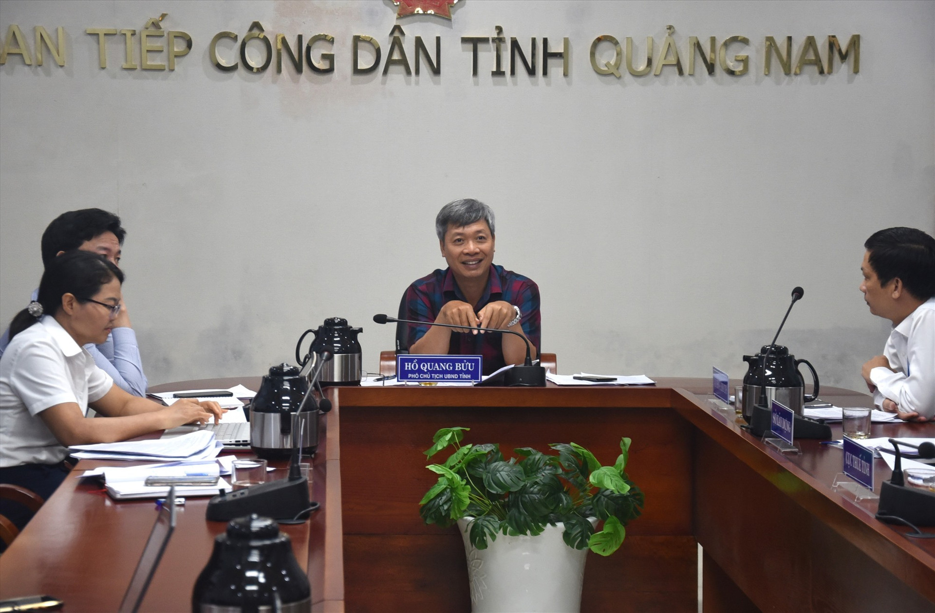 Phó Chủ tịch UBND tỉnh Hồ Quang Bửu tiếp đại diện gia đình ông Đinh Văn Ơi. Ảnh: X.P