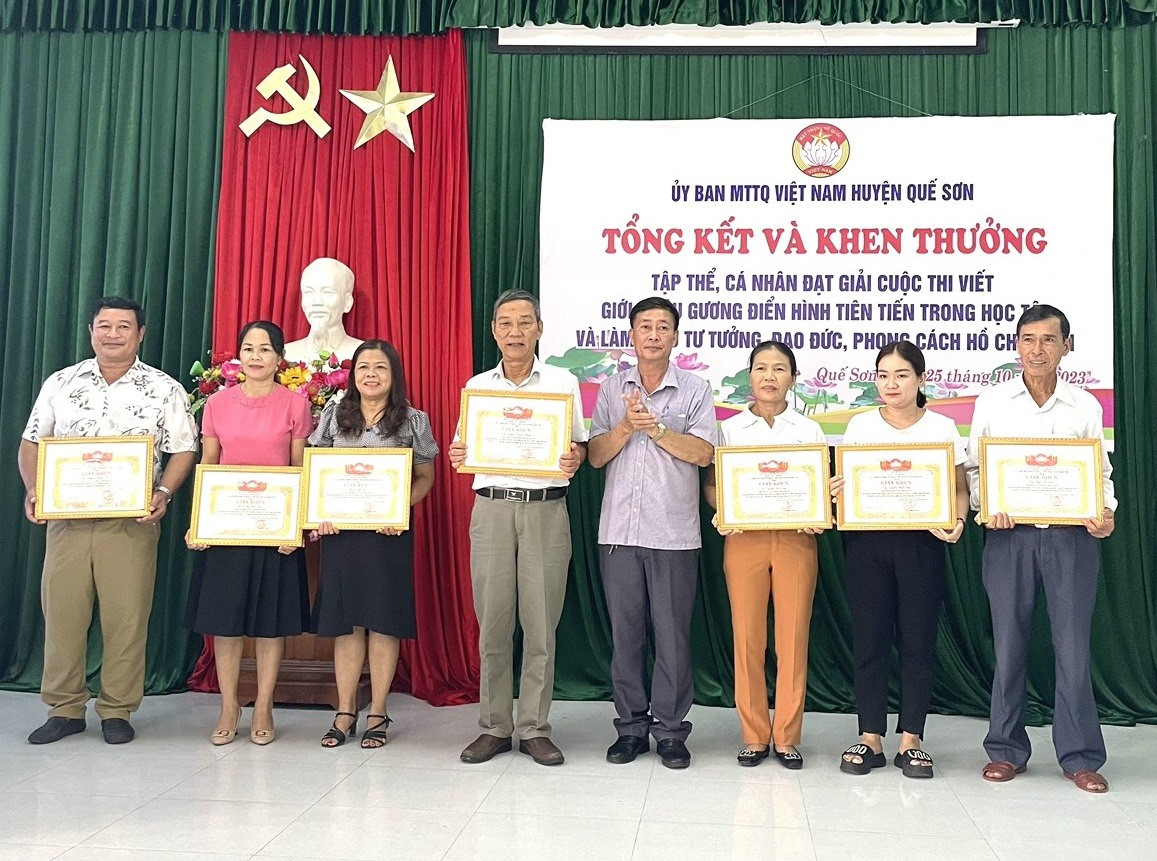 Lãnh đạo Ủy ban MTTQ Việt Nam huyện Quế Sơn trao giải cho các cá nhân. Ảnh: D.T