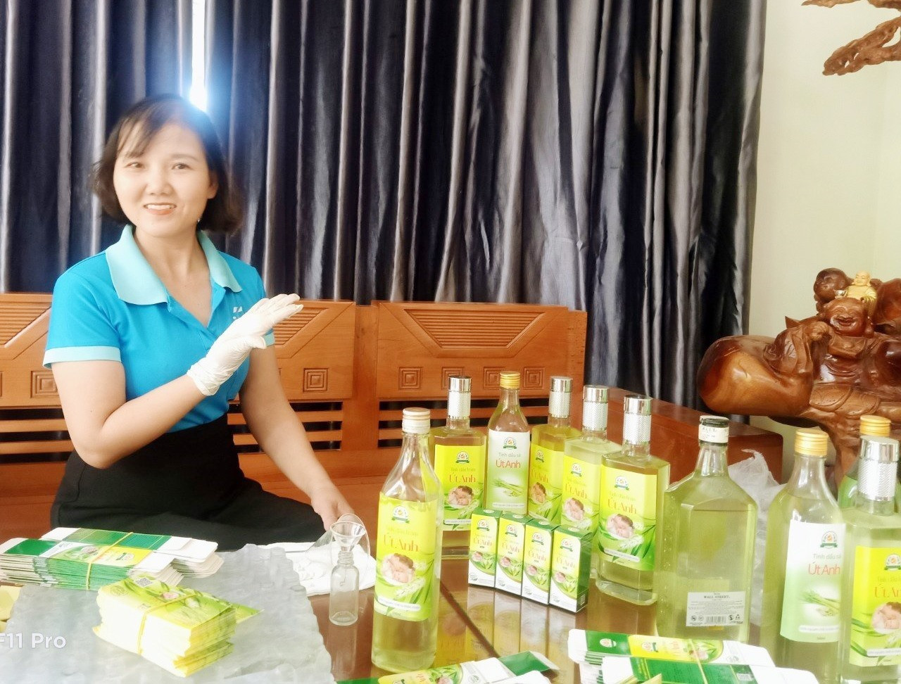 Bui Thi Thu and her lemongrass essential oil