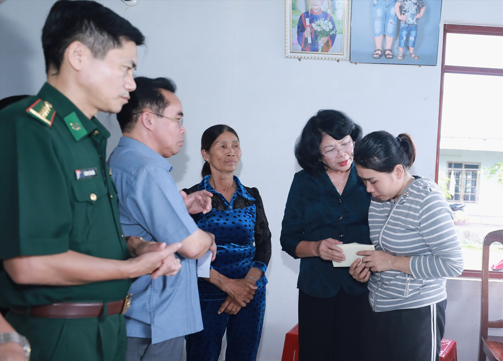 Nguyên Phó Chủ tịch nước Đặng Thị Ngọc Thịnh trao hỗ trợ cho gia đình ngư Lương Hùng Vương. Ảnh: HUỲNH CHÍN