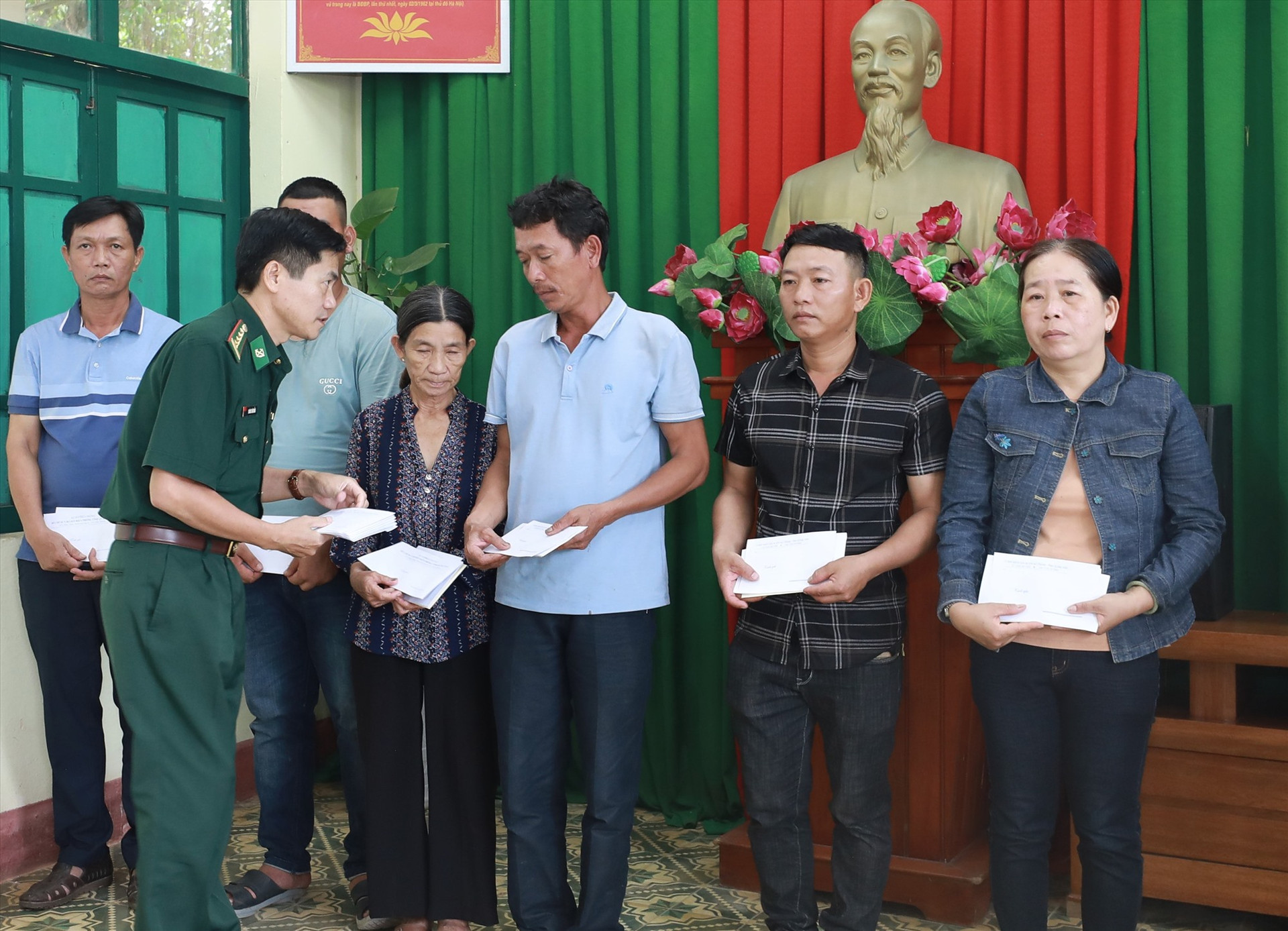 Ông Trần Anh Tuấn - Tỉnh ủy viên, Phó Chủ tịch UBND tỉnh trao hỗ trợ cho 13 gia đình có ngư dân mất tích. Ảnh: HUỲNH CHÍN