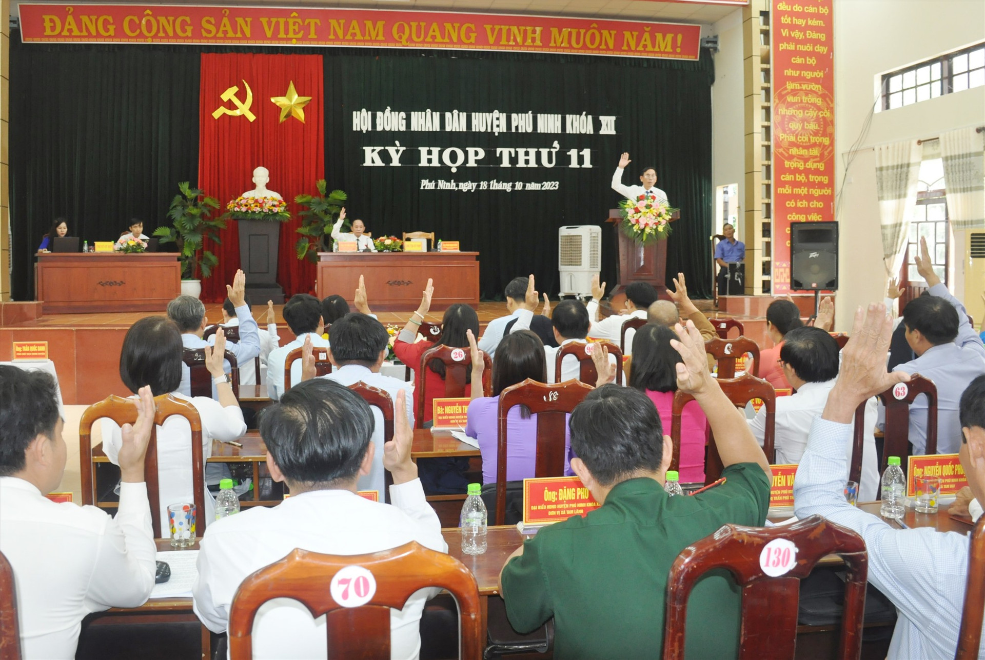 HĐND huyện Phú Ninh biểu quyết thông qua nghị quyết về kế hoạch sử dụng đất năm 2024. Ảnh: N.Đ