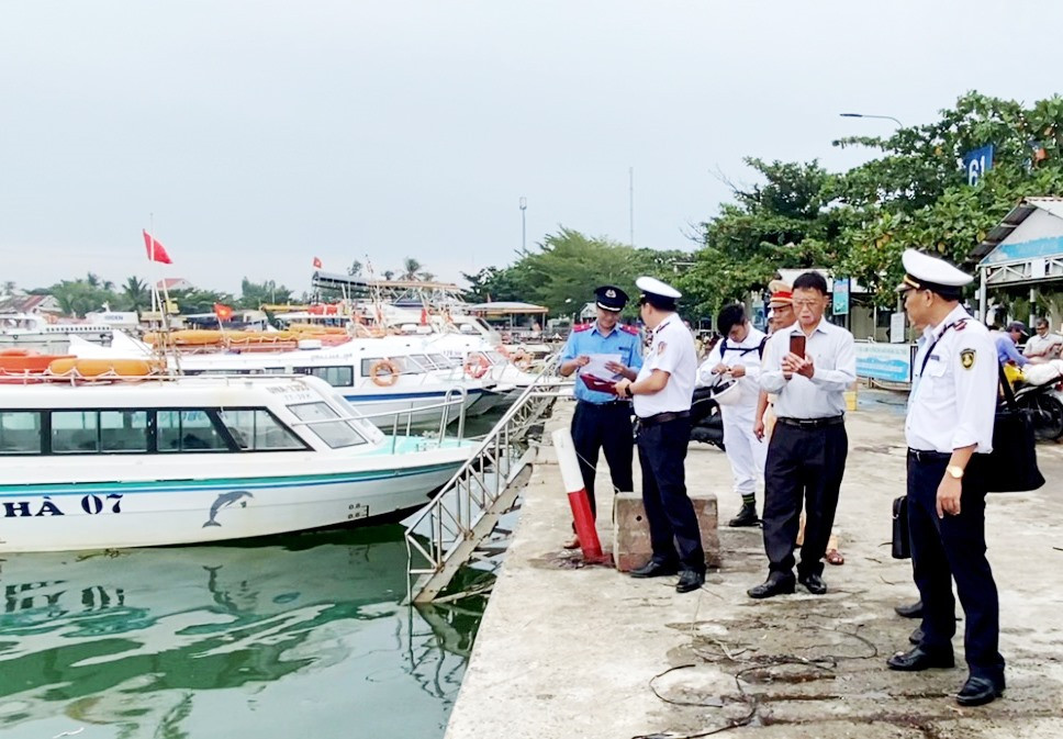Tổ liên ngành đường thủy nội địa cấp tỉnh năm 2023 kiểm tra điều kiện an toàn hoạt động tại bến Cửa Đại - Cù Lao Chàm. Ảnh: NB