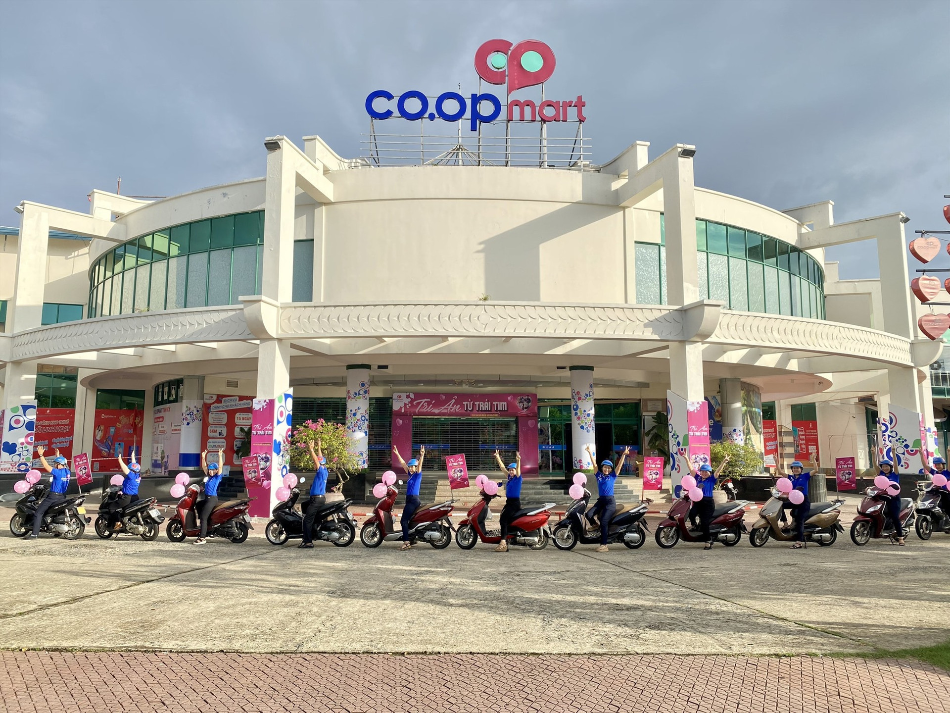 Đội ngũ nhân viên của Co.opMart Tam Kỳ diễu hành quảng bá các chương trình tri ân khách hàng của siêu thị. Ảnh: Q.VIỆT
