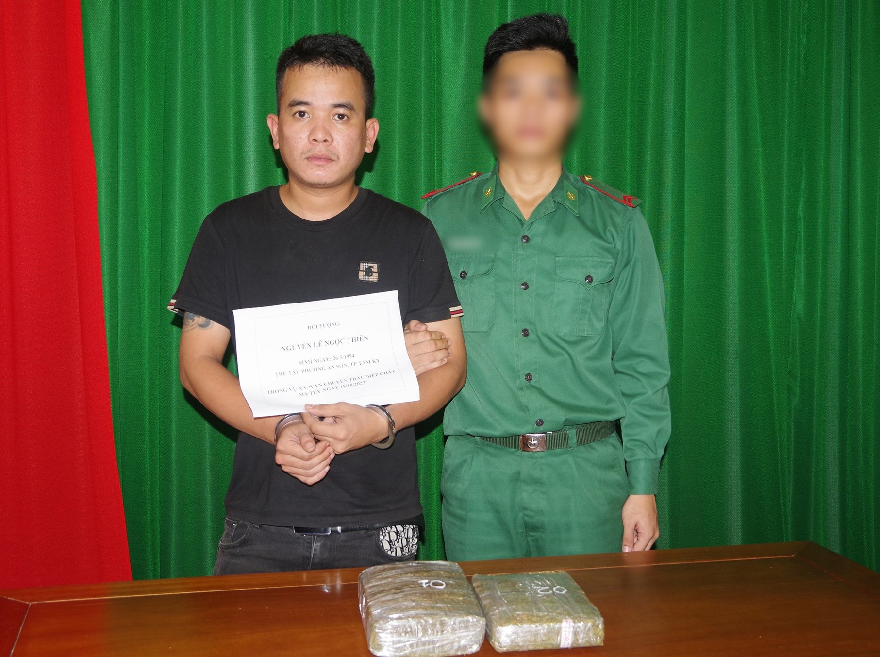 BĐBP tỉnh bắt giữ đối tượng vận chuyển 2 bánh ma túy từ Lào về Việt Nam. Ảnh: N.N