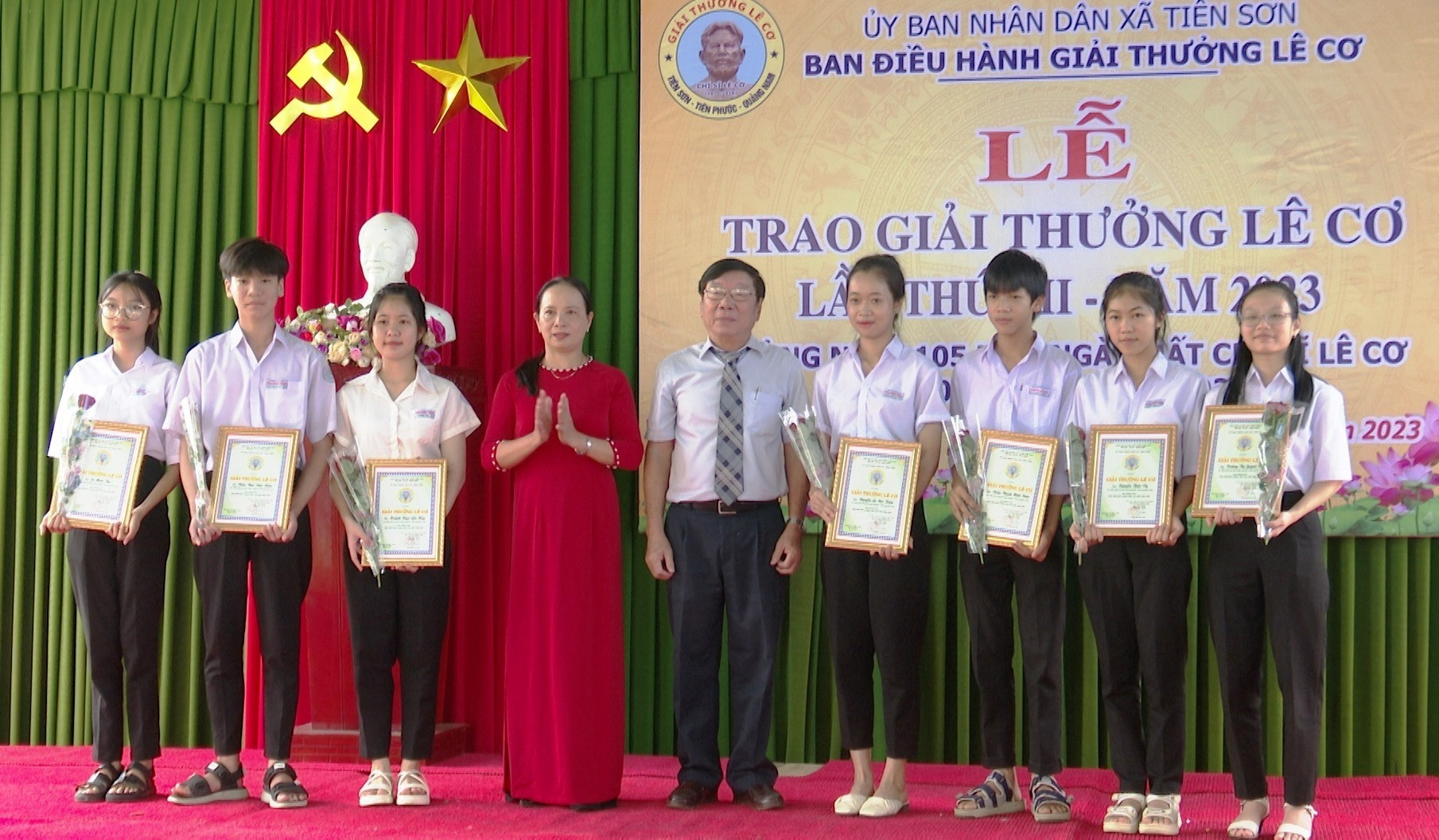 Trao thưởng Quỹ học bổng Lê Cơ cho học sinh, sinh vên xuất sắc Tiên Sơn. Ảnh:N.HƯNG