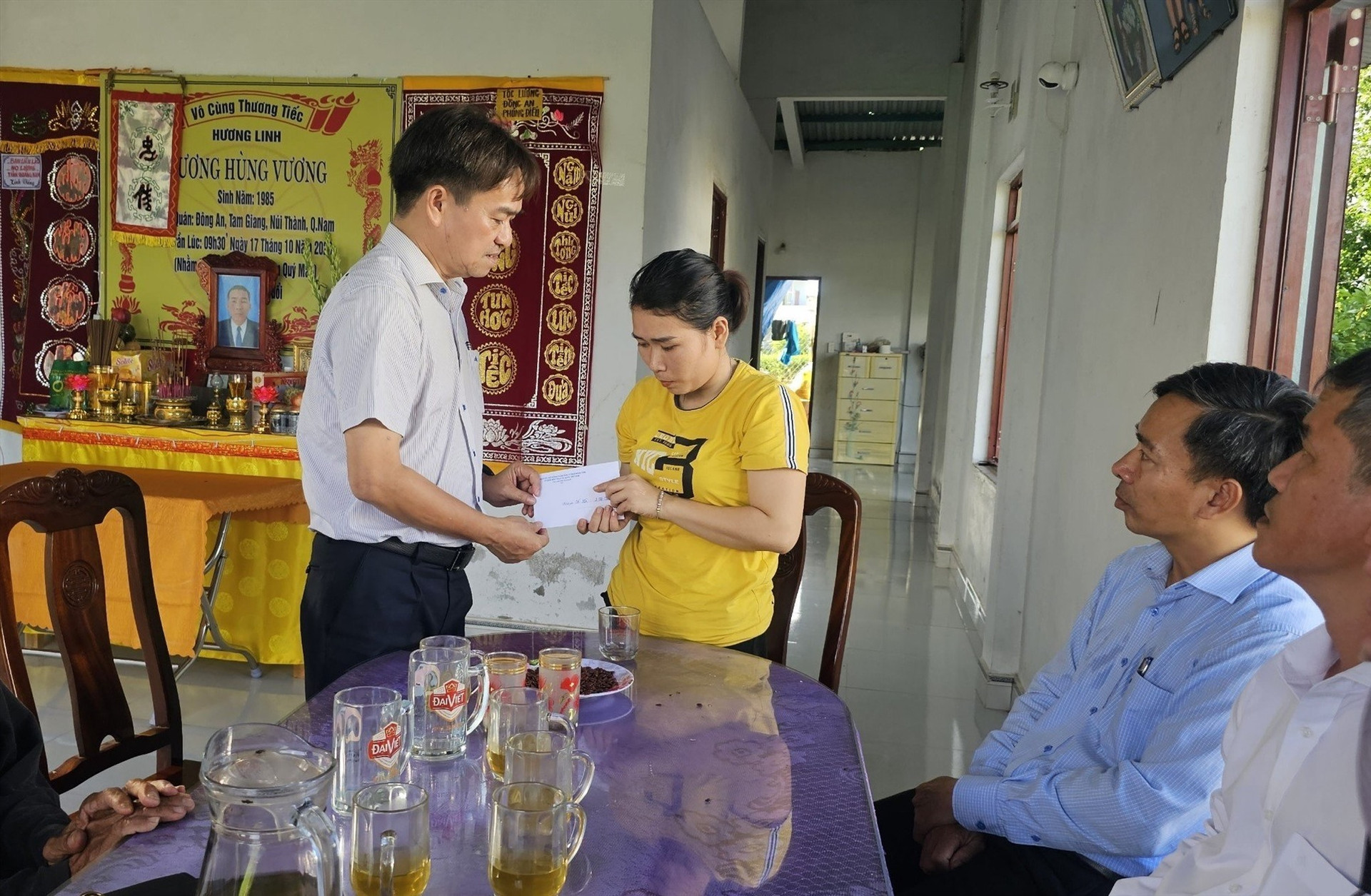 Ông Nguyễn Duy Ân - Phó Bí thư Thường trực Thành ủy Tam Kỳ thăm hỏi, hỗ trợ gia đình nạn nhân Lương Hùng Vương (thôn Đông An, xã Tam Giang), là một trong 2 người bị tử vong trong vụ chìm tàu câu mực. Ảnh: CTV