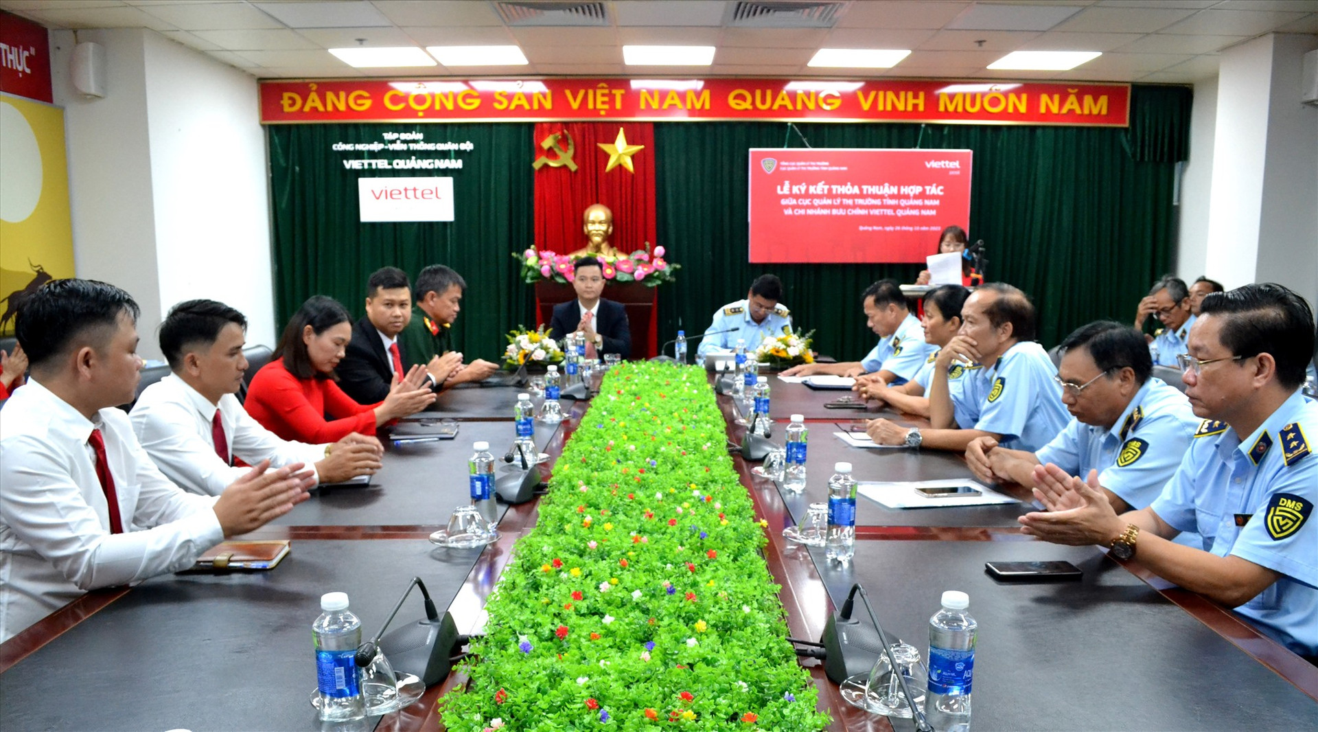 Quang cảnh buổi ký thỏa thuận hợp tác giữa Cục Quản lý thị trường tỉnh và Chi nhánh Bưu chính Viettel Quảng Nam. Ảnh: Q.VIỆT