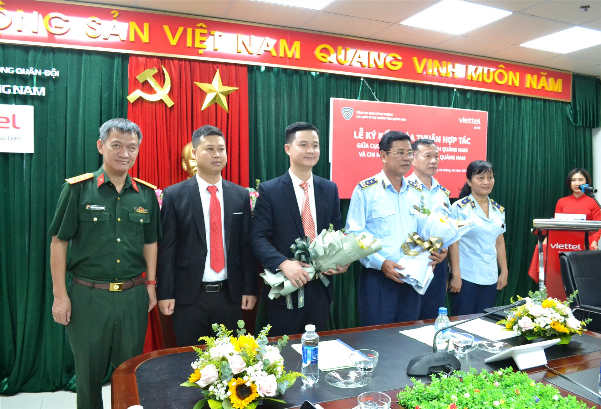 Cục Quản lý thị trường tỉnh và Chi nhánh Bưu chính Viettel Quảng Nam ký thỏa thuận hợp tác. Ảnh: Q.VIỆT