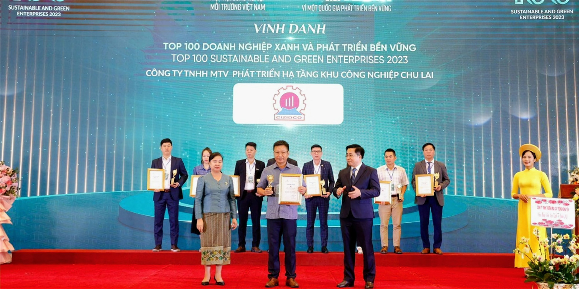 Giám đốc CIZIDCO Lê Ngọc Thủy ( giữa, hàng đầu) nhận Chứng nhận Top 100 Doanh nghiệp xanh và phát triển bền vững năm 2023. Ảnh CIZIDCO cung cấp