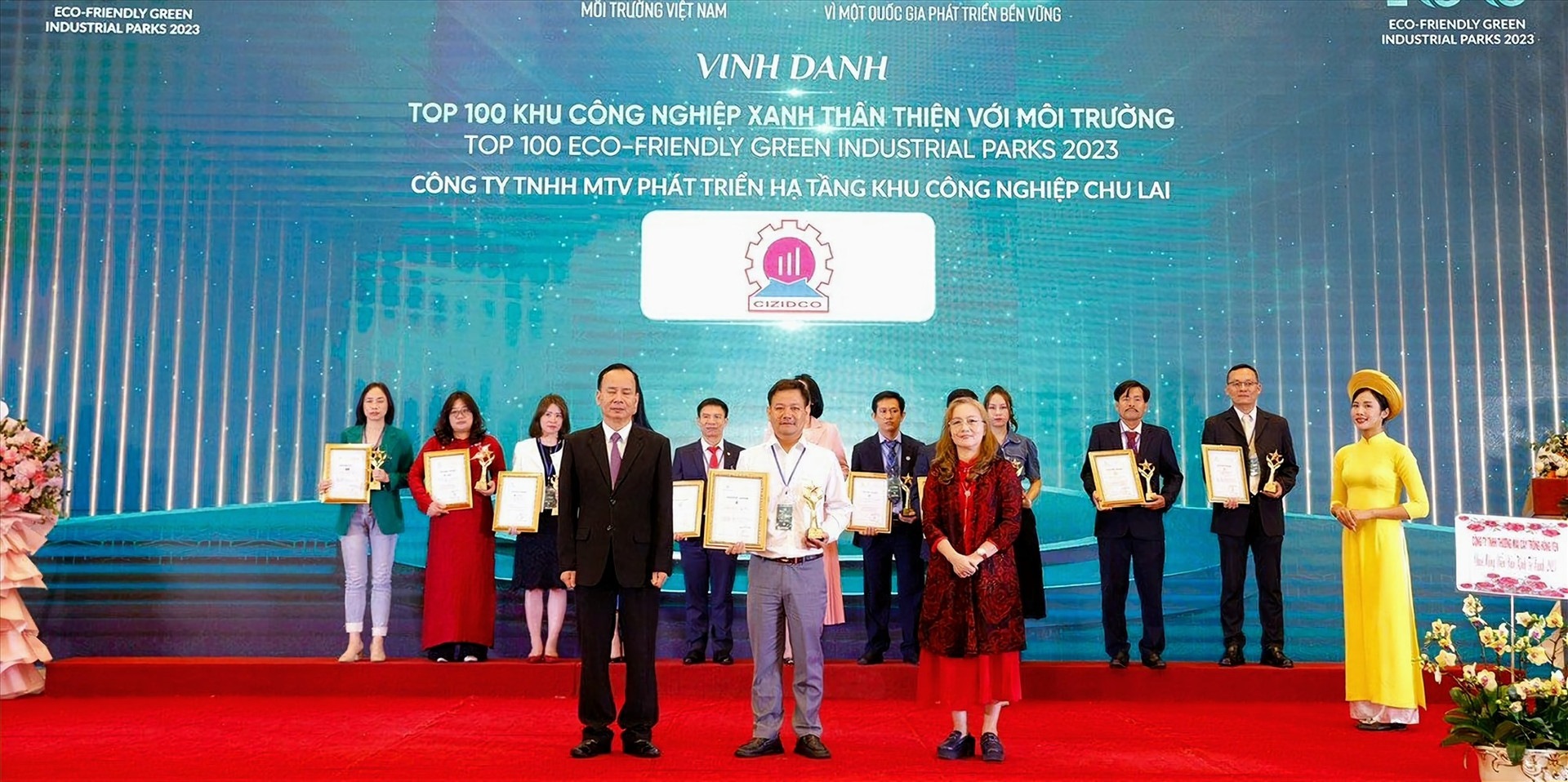 Ông Lê Công Bình -Phó Giám đốc CIZIDCO (giữa, hàng đầu) nhân Chứng nhận Top 100 Khu công nghiệp xanh thân thiện với môi trường của VEIA.  Ảnh CZIDCO cung cấp