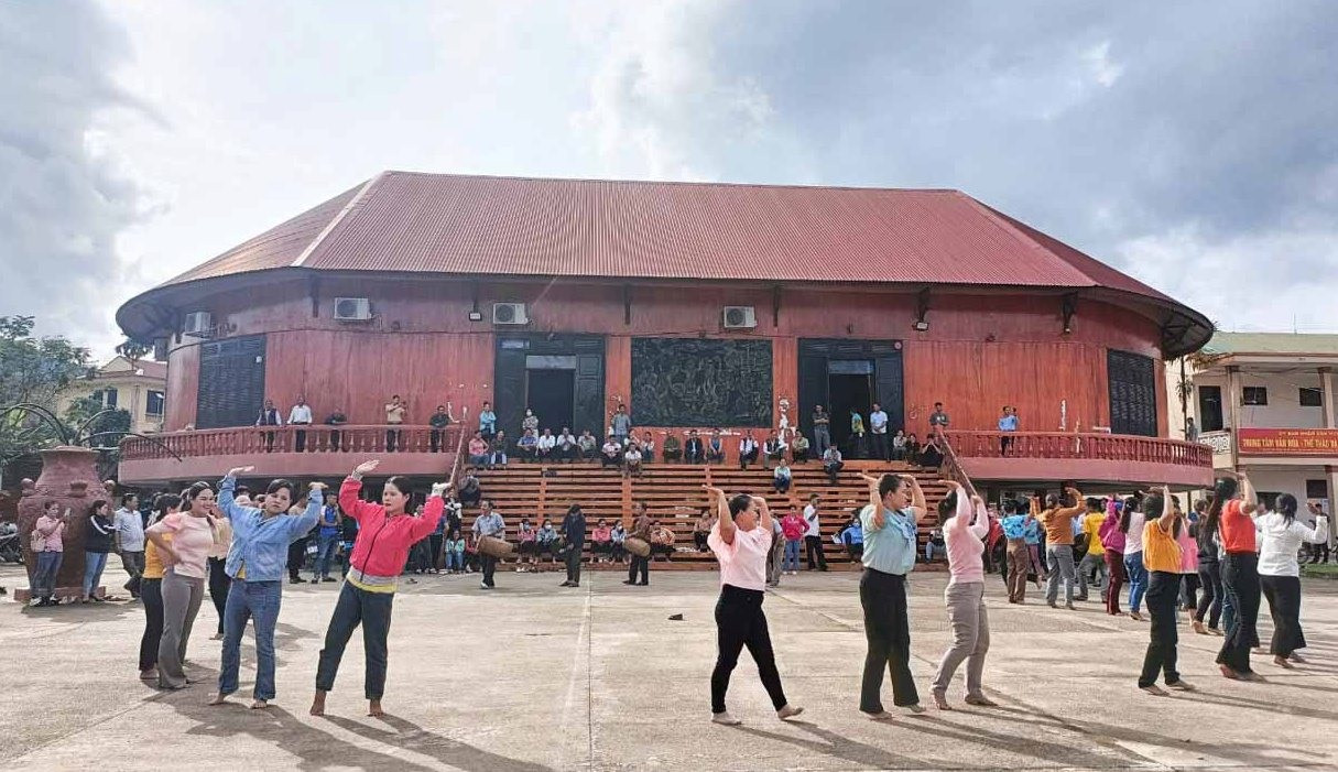 học viên thực hành 4 điệu múa tân tung da dắ truyền thống.