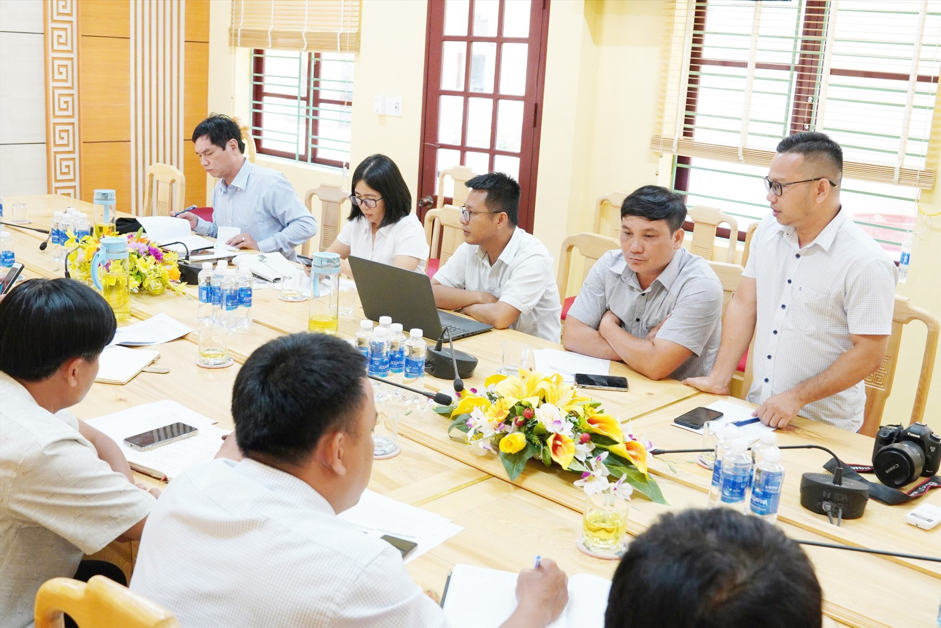 Đoàn công tác của Báo Quảng Nam làm việc với huyện Tây Giang về phát triển nội dung trang địa phương Tây Giang. Ảnh: A.NGƯỚC