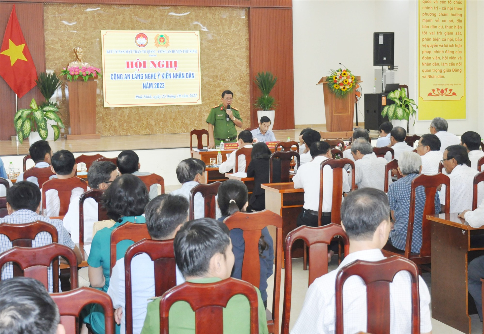 Hội nghị “Công an lắng nghe ý kiến nhân dân” vừa được Ban Thường trực Ủy ban MTTQ Việt Nam huyện Phú Ninh phối hợp với Công an huyện tổ chức. Ảnh: N.Đ