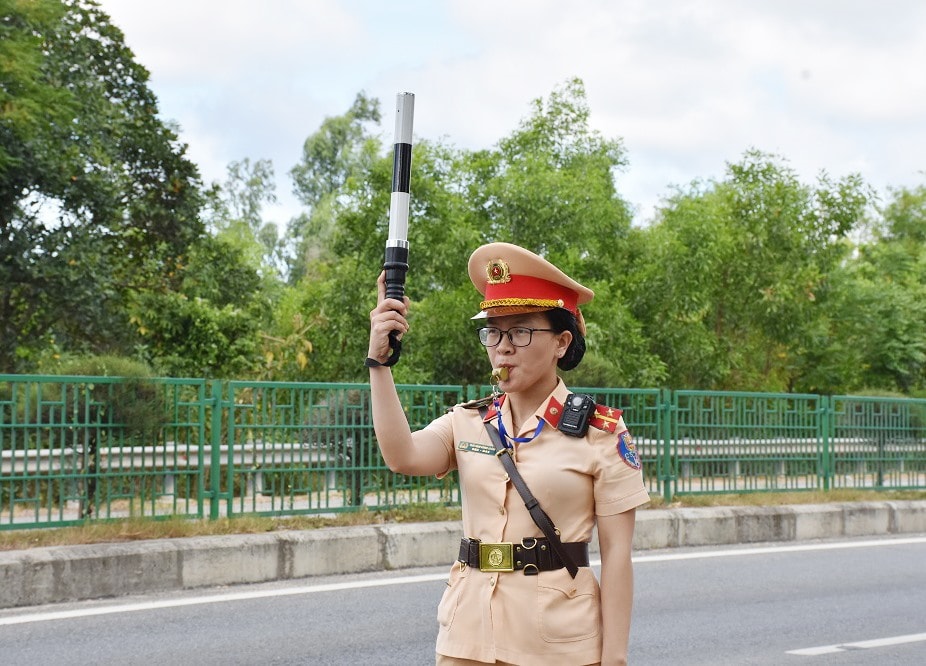 Nữ Cảnh sát giao thông thực hiện nhiệm vụ tuần tra kiểm soát đảm bảo trật tự an toàn giao thông. Ảnh: X.M