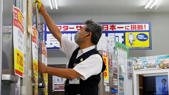 Niều lao động cao tuổi tại Nhật Bản vẫn hăng say với công việc. Ảnh: Reuters