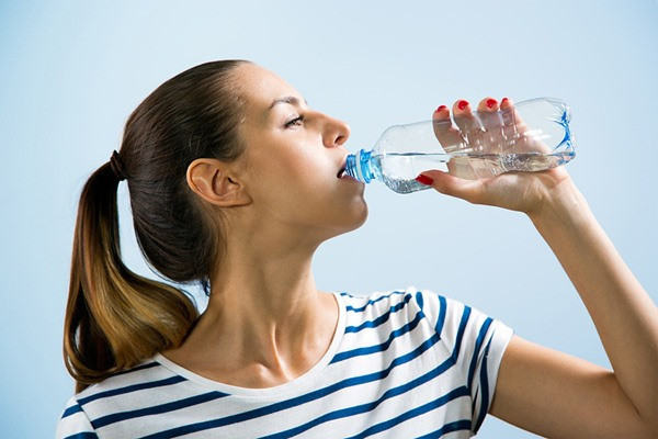 Uống đủ lượng nước cần thiết hàng ngày để phòng bệnh.