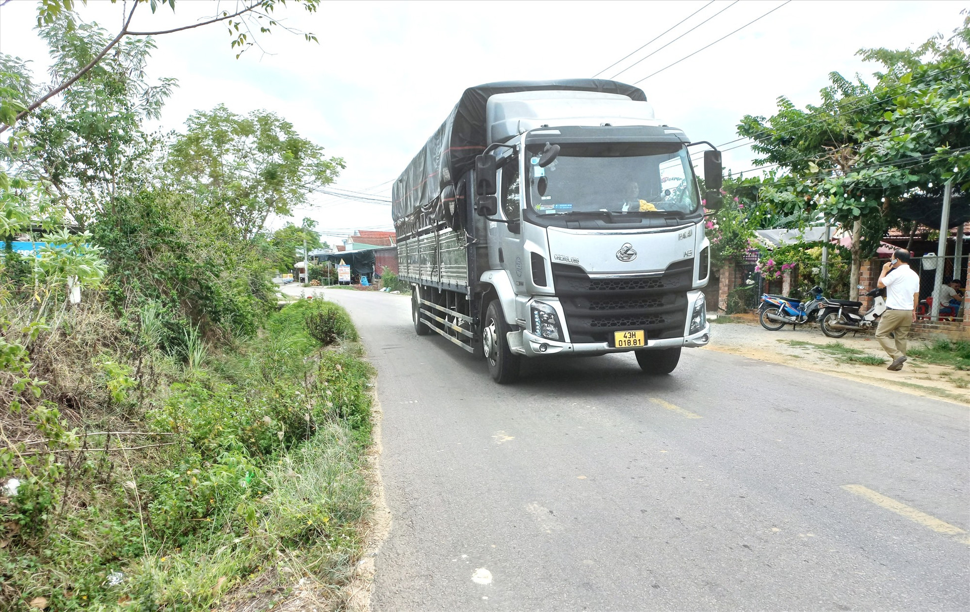Xe tải lưu thông trên QL14E, đoạn qua địa phận Thăng Bình. Ảnh: C.T