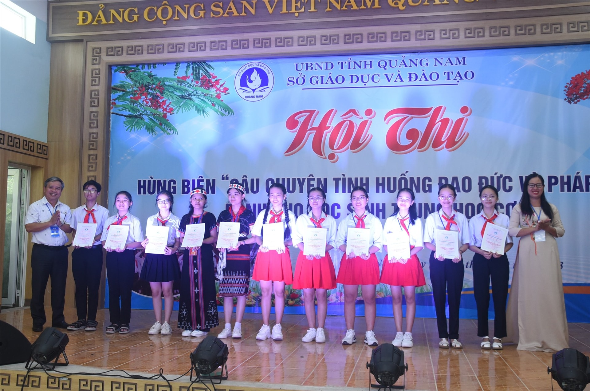 Trao chứng nhận cho các em học sinh đoạt giải. Ảnh: X.P