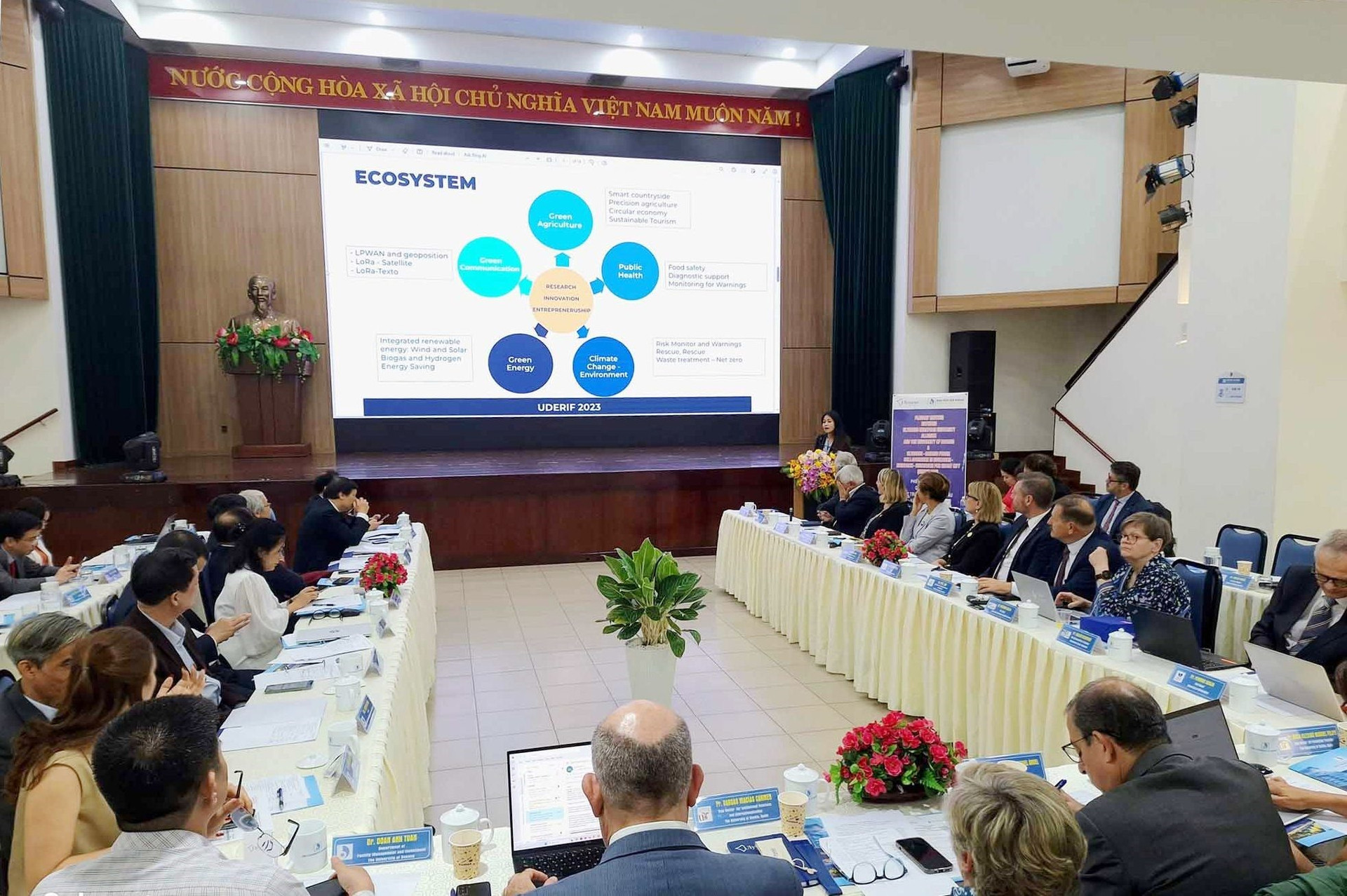Plenary session between the Ulysseus Alliance and Da Nang University.