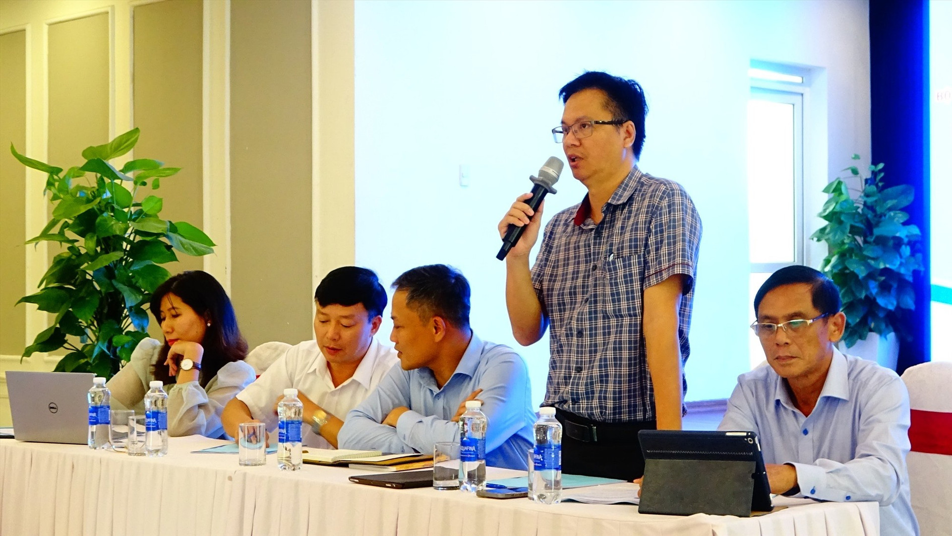 Phó Giám đốc Sở LĐ-TB&XH Nguyễn Quí Quý giải đáp một số thắc mắc của doanh nghiệp.