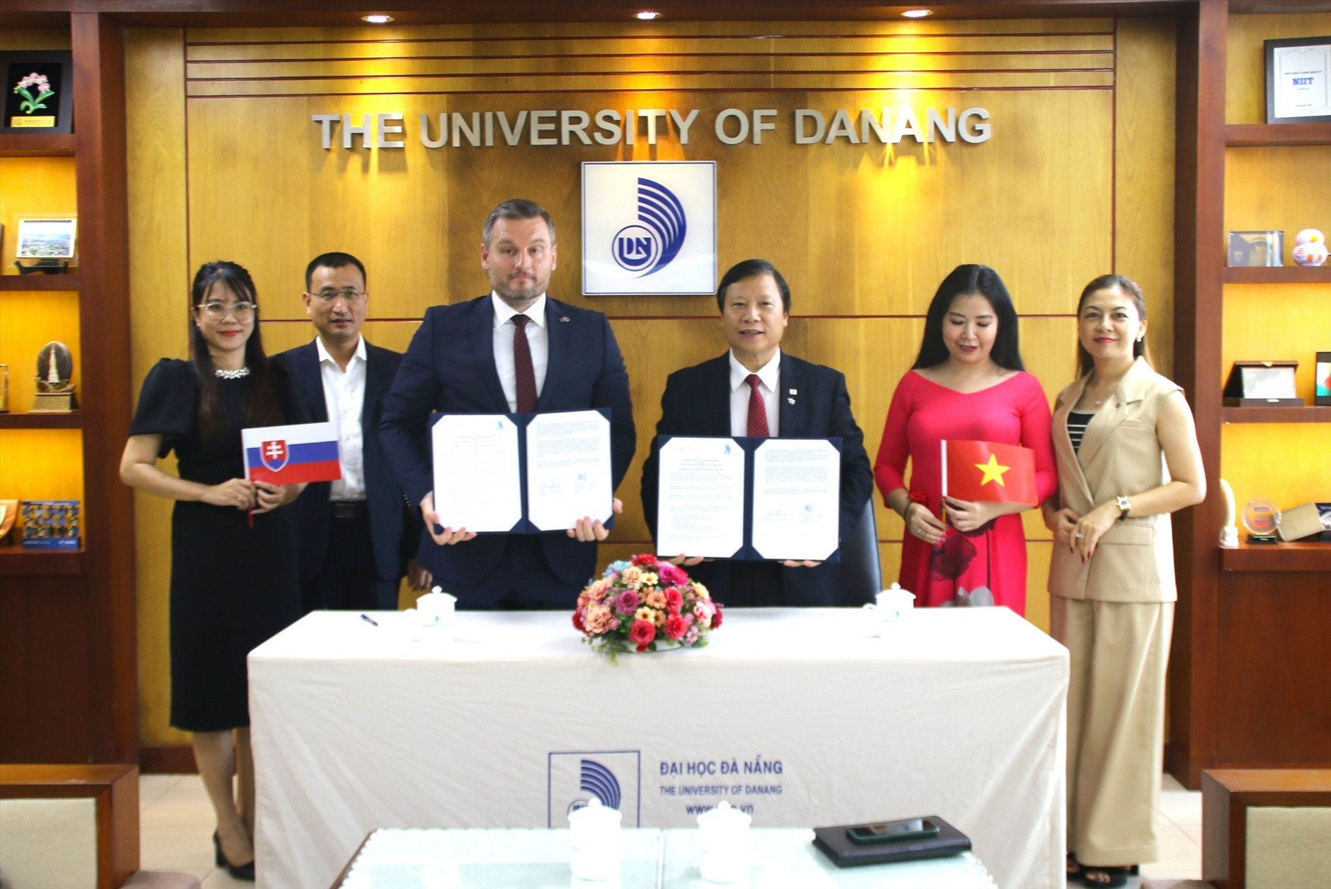 A memorandum of cooperation was signed by leaders from the University of Danang and Technical University of Košice.