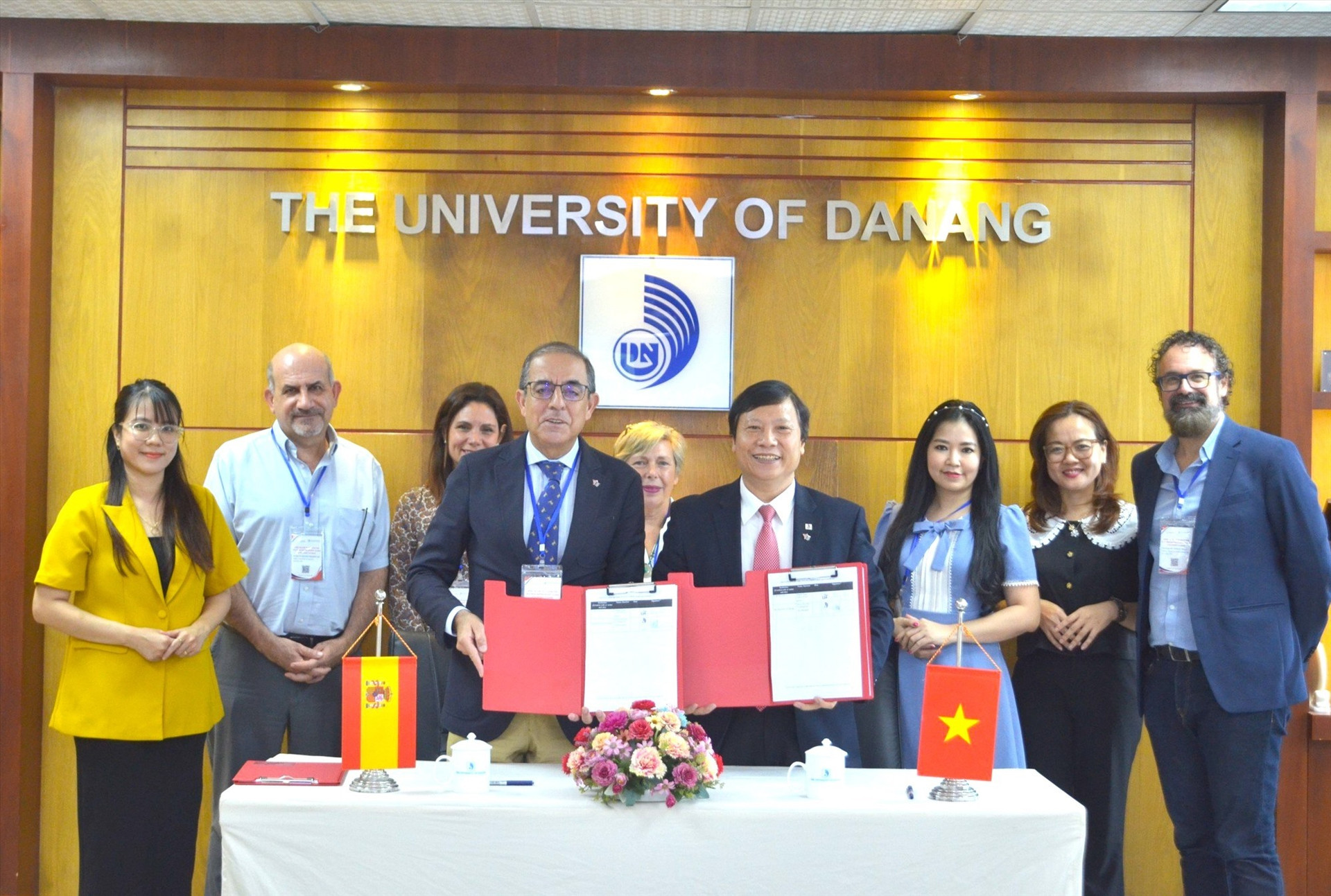 Leaders of the University of Danang and the University of Seville signed a memorandum of cooperation.
