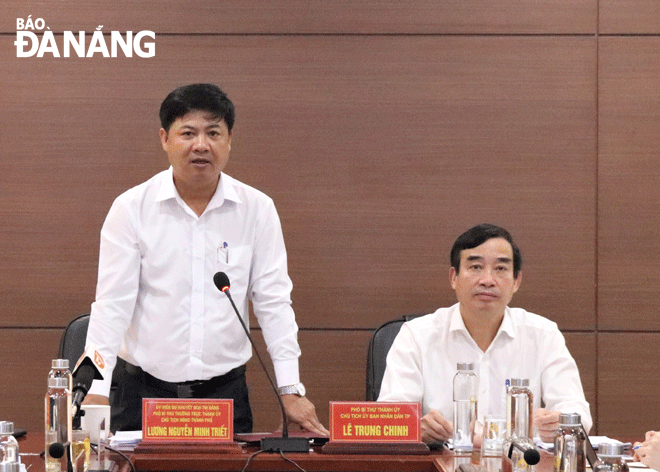 Phó Bí thư Thường trực Thành ủy, Chủ tịch HĐND thành phố Lương Nguyễn Minh Triết và Chủ tịch UBND thành phố Lê Trung Chinh đồng chủ trì phiên họp thường kỳ tháng 10 của Thường trực HĐND thành phố. Ảnh: TRỌNG HUY