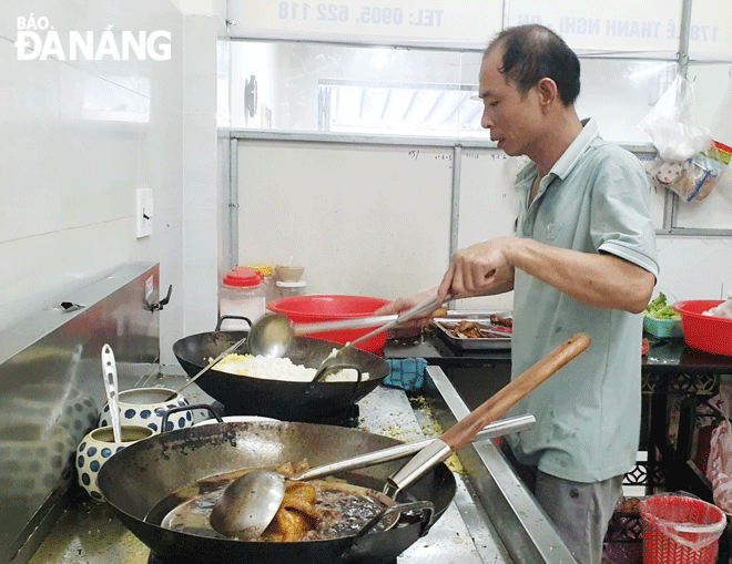 Bí quyết nấu cơm gà ngon thường được các chủ tiệm giữ kín.