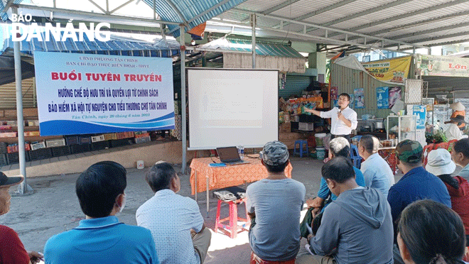 Ban chỉ đạo thực hiện BHXH-BHYT phường Tân Chính (quận Thanh Khê) tuyên truyền hưởng chế độ hưu trí và quyền lợi từ chính sách BHXH tự nguyện cho tiểu thương. Ảnh: X.H