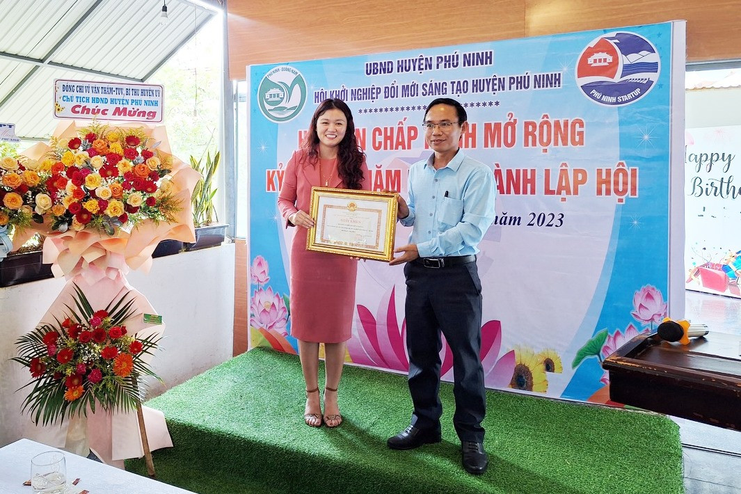 Hội KNST Phú Ninh được UBND huyện tặng bằng khen vì đã có thành tích tiêu biểu đóng góp cho phát triển kinh tế - xã hội của huyện năm 2023. Ảnh: PHAN VINH
