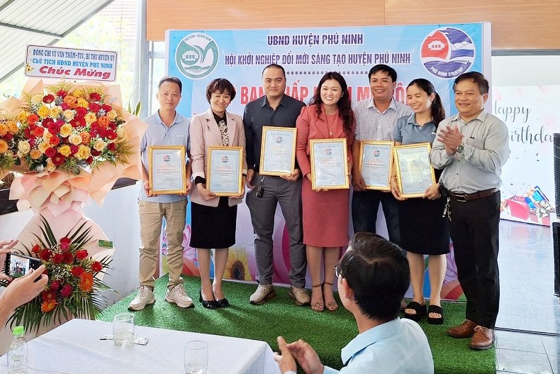 Ban chấp hành Hội KNST Phú Ninh được UBND huyện tặng bằng khen. Ảnh: PHAN VINH