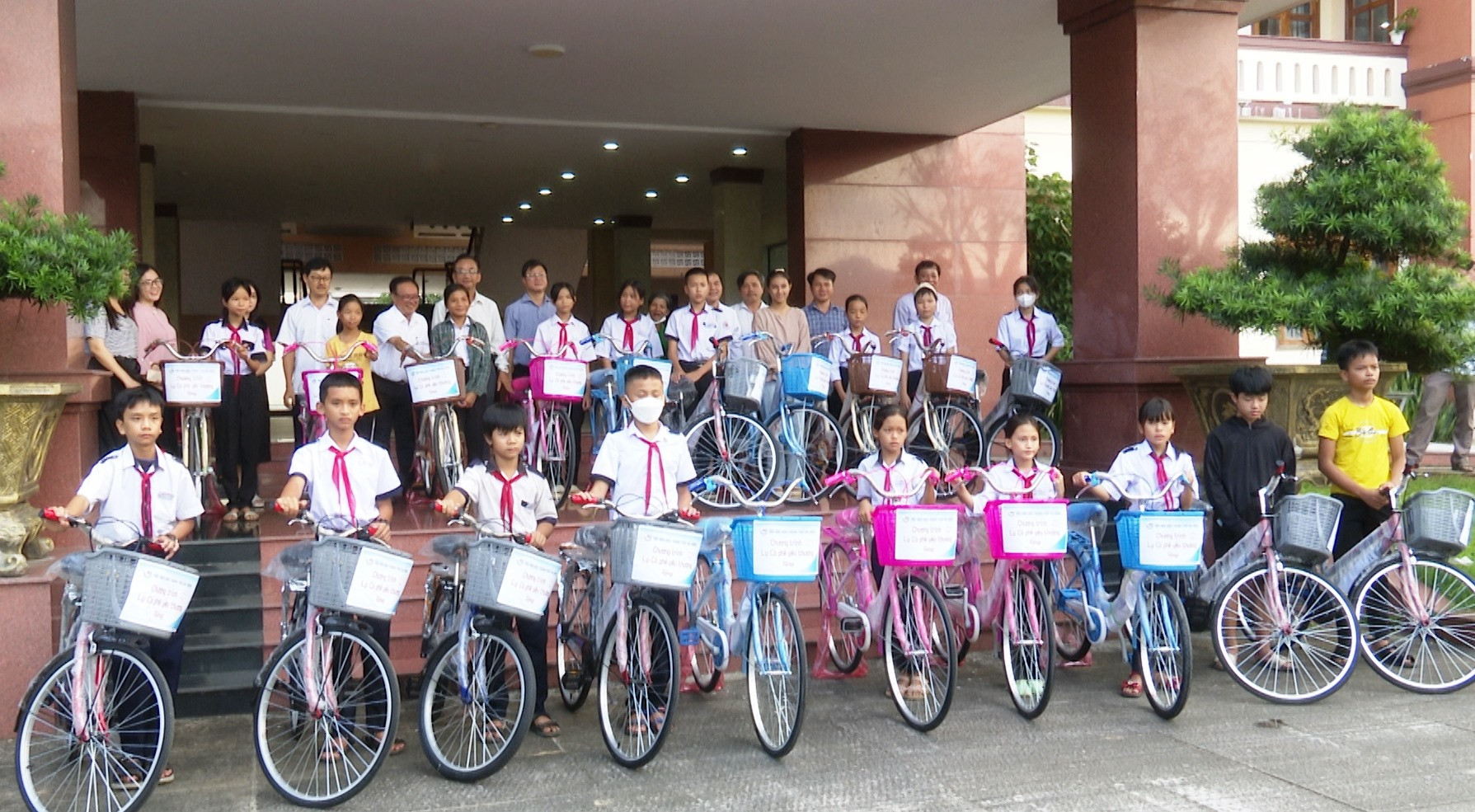 Hội Nhà báo Đà Nẵng trao 20 chiếc xe đạp cho học sinh khó khăn Tiên Phước. Ảnh:N.HƯNG