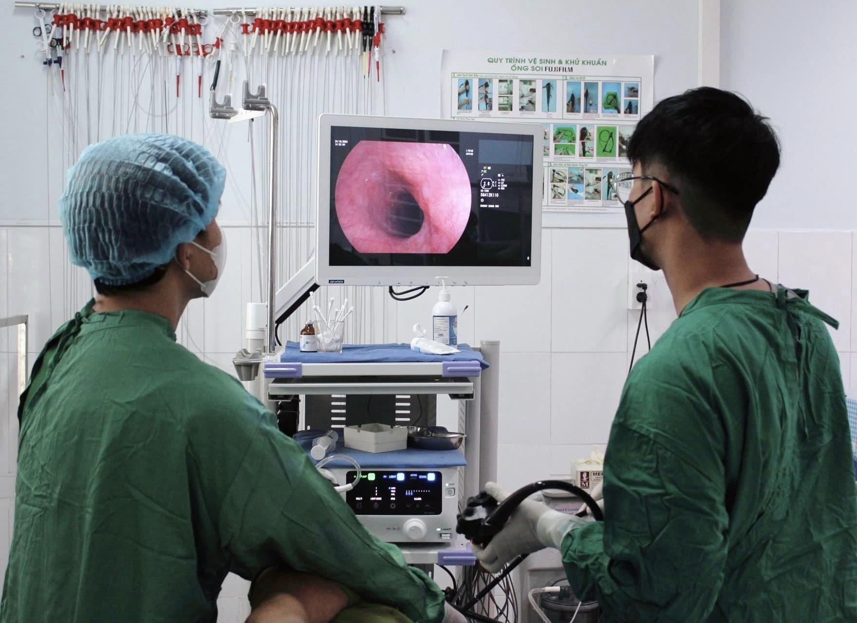 Bệnh viện ĐKKV Quảng Nam tiến hành gắp dị vật bằng phương pháp nội soi. Ảnh: BVVC