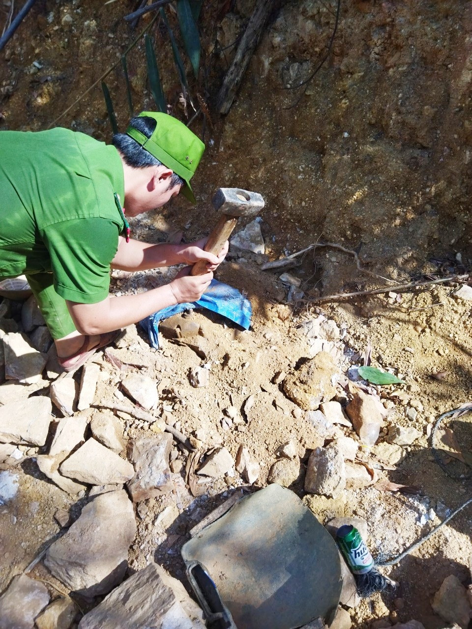 Lực lượng chức năng truy quét, phát hiện và phá hủy phương tiện đối tượng khai thác vàng trái phép tại khu vực mỏ vàng Bông Miêu