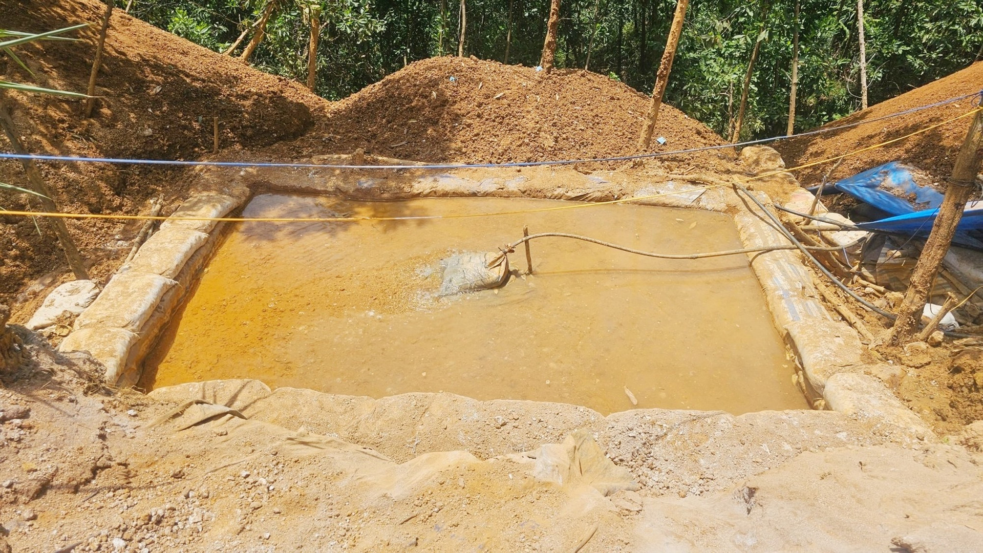 Thời gian qua lực lượng chức năng huyện Phú Ninh đã truy quét, phá hủy138 hồ ngâm ủ tuyển quặng vàng. Ảnh: P.V
