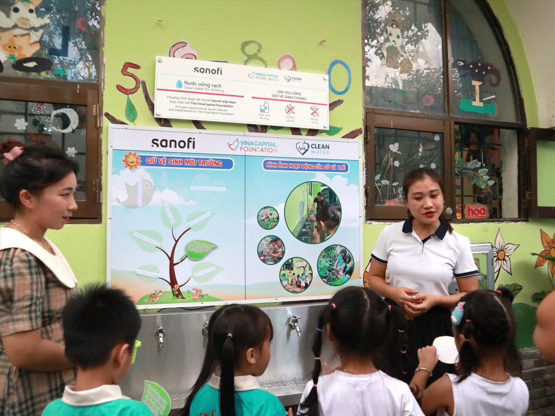 Cô giáo Trường mầm non 28-8 (huyện Trà Bồng) hướng dẫn trẻ em uống nước đúng cách