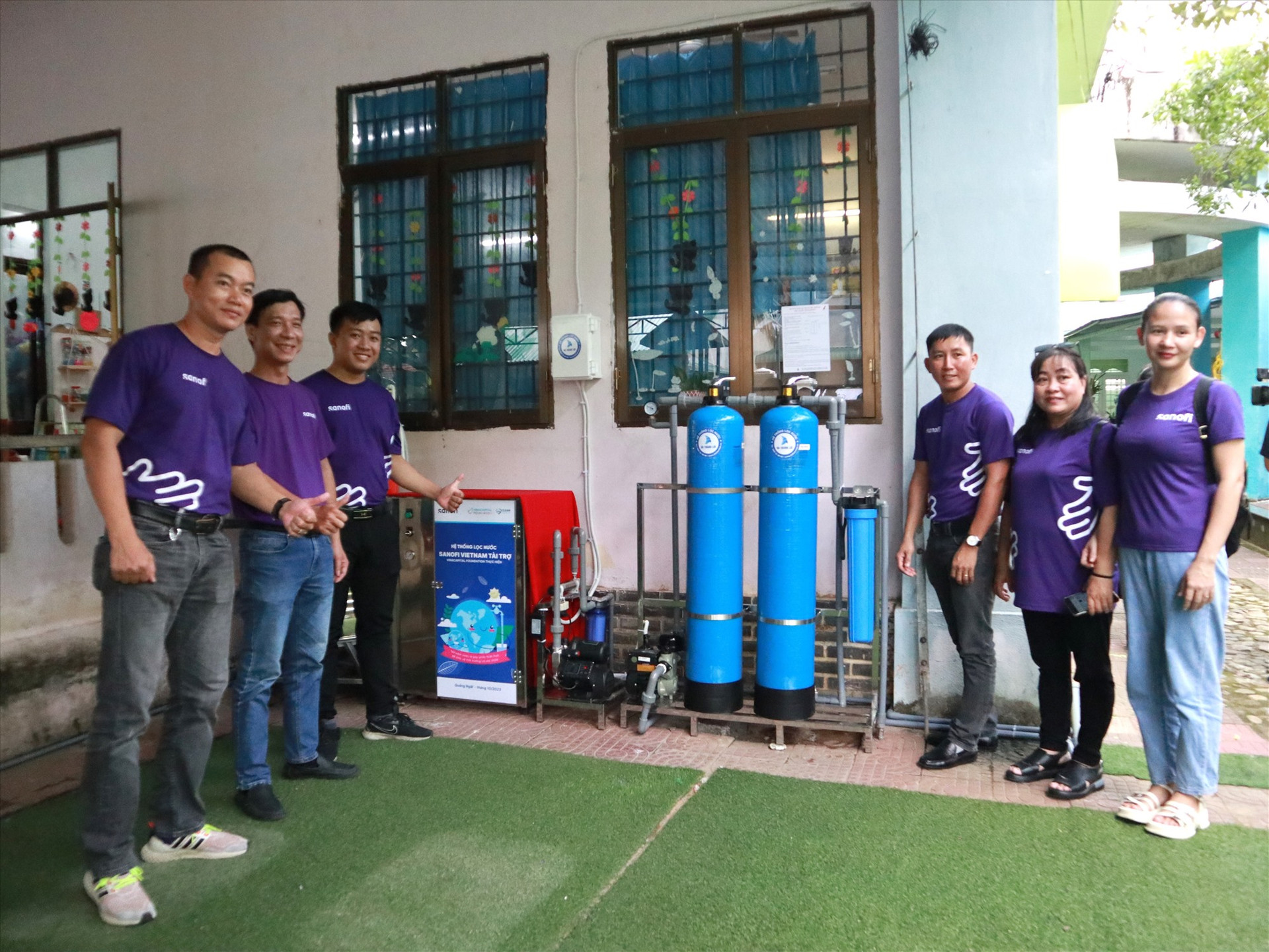 Sanofi Việt Nam bên hệ thống lọc nước sạch RO tại Trường 28/8.