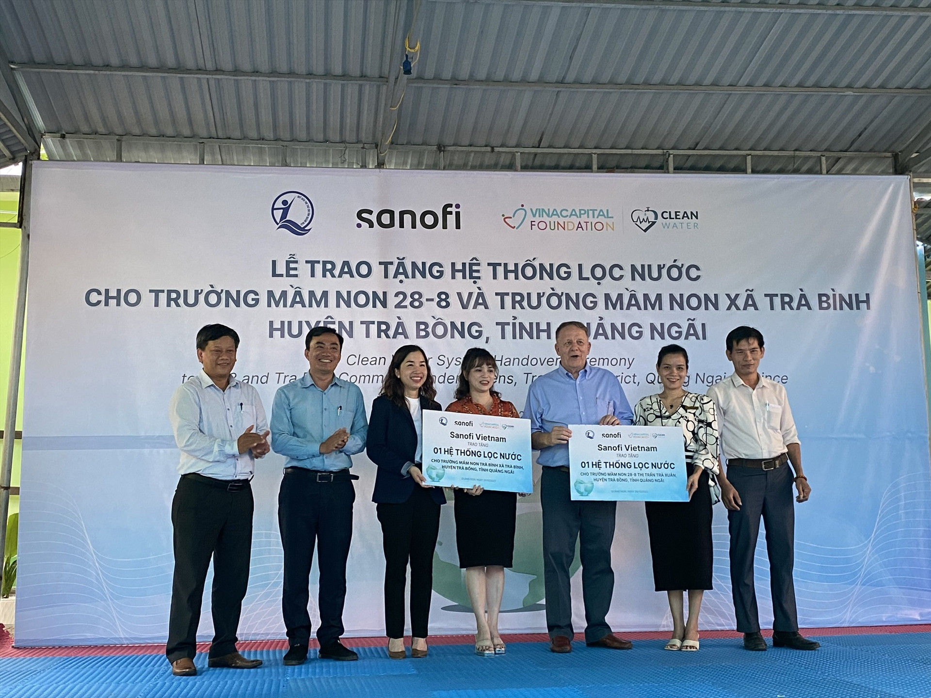 Nhà tài trợ trao bảng bàn giao tượng trưng cho 2 trường mầm non của huyện Trà Bồng