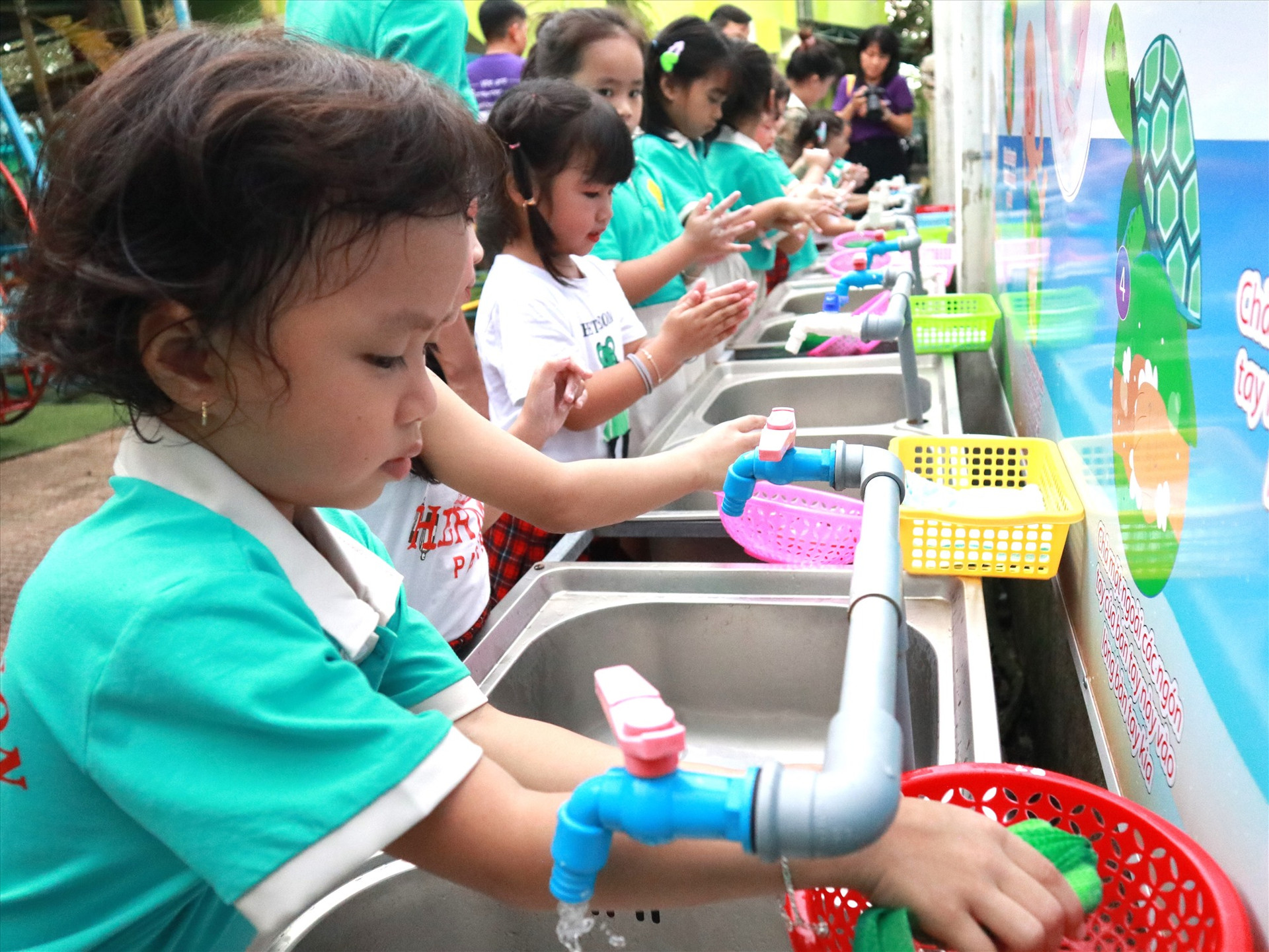 Tập huấn cho trẻ mầm non rửa tay đúng cách bằng nước sạch.